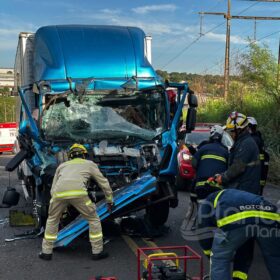 Engavetamento entre três caminhões deixa duas pessoas presas às ferragens em Maringá Foto 1 Fotos de Engavetamento entre três caminhões deixa duas pessoas presas às ferragens em Maringá