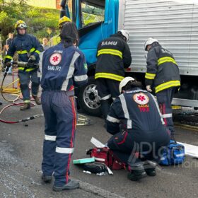 Engavetamento entre três caminhões deixa duas pessoas presas às ferragens em Maringá Foto 2 Fotos de Engavetamento entre três caminhões deixa duas pessoas presas às ferragens em Maringá