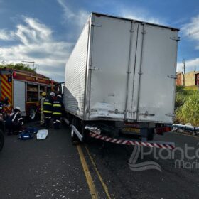 Engavetamento entre três caminhões deixa duas pessoas presas às ferragens em Maringá Foto 4 Fotos de Engavetamento entre três caminhões deixa duas pessoas presas às ferragens em Maringá