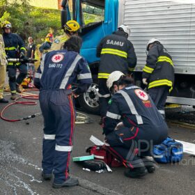 Engavetamento entre três caminhões deixa duas pessoas presas às ferragens em Maringá Foto 7 Fotos de Engavetamento entre três caminhões deixa duas pessoas presas às ferragens em Maringá