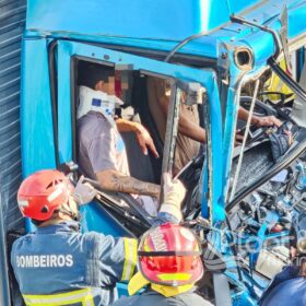 Engavetamento entre três caminhões deixa duas pessoas presas às ferragens em Maringá Foto 6 Fotos de Engavetamento entre três caminhões deixa duas pessoas presas às ferragens em Maringá