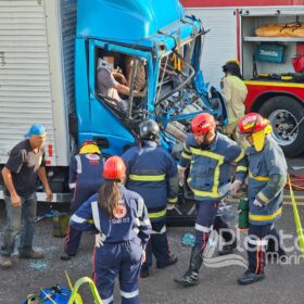 Engavetamento entre três caminhões deixa duas pessoas presas às ferragens em Maringá Foto 8 Fotos de Engavetamento entre três caminhões deixa duas pessoas presas às ferragens em Maringá