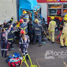 Engavetamento entre três caminhões deixa duas pessoas presas às ferragens em Maringá Foto 11 Fotos de Engavetamento entre três caminhões deixa duas pessoas presas às ferragens em Maringá
