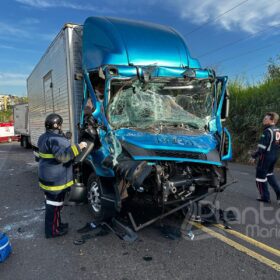 Engavetamento entre três caminhões deixa duas pessoas presas às ferragens em Maringá Foto 9 Fotos de Engavetamento entre três caminhões deixa duas pessoas presas às ferragens em Maringá