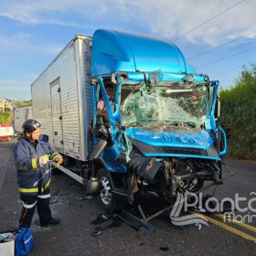 Engavetamento entre três caminhões deixa duas pessoas presas às ferragens em Maringá Foto 13 Fotos de Engavetamento entre três caminhões deixa duas pessoas presas às ferragens em Maringá