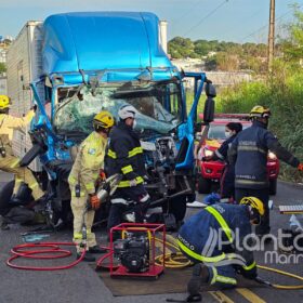 Engavetamento entre três caminhões deixa duas pessoas presas às ferragens em Maringá Foto 14 Fotos de Engavetamento entre três caminhões deixa duas pessoas presas às ferragens em Maringá