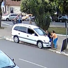 Vídeo: motorista perde controle e atropela mulheres na calçada em Sarandi Foto 11 Fotos de Vídeo: motorista perde controle e atropela mulheres na calçada em Sarandi