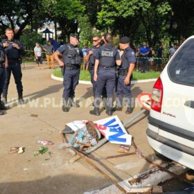 Vídeo: motorista perde controle e atropela mulheres na calçada em Sarandi Foto 6 Fotos de Vídeo: motorista perde controle e atropela mulheres na calçada em Sarandi