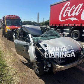 Carro fica destruído após colisão traseira com caminhão na PR-317 em Maringá Foto 3 Fotos de Carro fica destruído após colisão traseira com caminhão na PR-317 em Maringá
