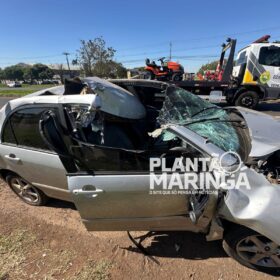 Carro fica destruído após colisão traseira com caminhão na PR-317 em Maringá Foto 2 Fotos de Carro fica destruído após colisão traseira com caminhão na PR-317 em Maringá