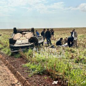 Fotos de Motorista capota carro com produtos contrabandeados ao fugir da polícia na PR-317