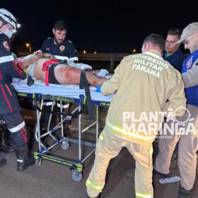 Vídeo mostra carro contramão atingido moto e deixando motociclista em estado grave em Maringá Foto 5 Fotos de Vídeo mostra carro contramão atingido moto e deixando motociclista em estado grave em Maringá