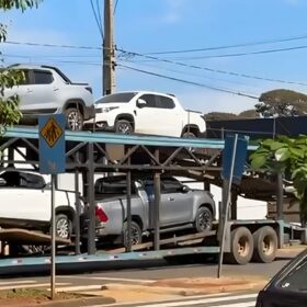 Policiais do Pelotão de Choque apreendem caminhão-cegonha com oito veículos roubados em Maringá Foto 3 Fotos de Policiais do Pelotão de Choque apreendem caminhão-cegonha com oito veículos roubados em Maringá