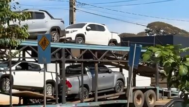 Fotos de Policiais do Pelotão de Choque apreendem caminhão-cegonha com oito veículos roubados em Maringá