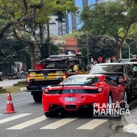 Ferrari avaliada em quase R$ 2 milhões é guinchada em Maringá por débito de R$ 90 reais Foto 2 Fotos de Ferrari avaliada em quase R$ 2 milhões é guinchada em Maringá por débito de R$ 90 reais