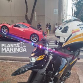 Ferrari avaliada em quase R$ 2 milhões é guinchada em Maringá por débito de R$ 90 reais Foto 4 Fotos de Ferrari avaliada em quase R$ 2 milhões é guinchada em Maringá por débito de R$ 90 reais