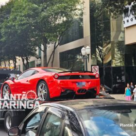 Ferrari avaliada em quase R$ 2 milhões é guinchada em Maringá por débito de R$ 90 reais Foto 6 Fotos de Ferrari avaliada em quase R$ 2 milhões é guinchada em Maringá por débito de R$ 90 reais