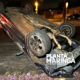 Motorista com suspeita de embriaguez capota carro após bater em árvore em Maringá Foto 3 Fotos de Motorista com suspeita de embriaguez capota carro após bater em árvore em Maringá