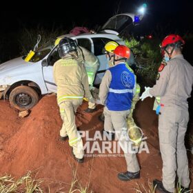 Motorista perde controle da direção, carro cai em ribanceira em Maringá Foto 3 Fotos de Motorista perde controle da direção, carro cai em ribanceira em Maringá
