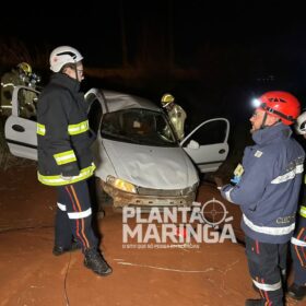 Motorista perde controle da direção, carro cai em ribanceira em Maringá Foto 1 Fotos de Motorista perde controle da direção, carro cai em ribanceira em Maringá