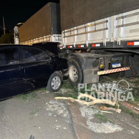 Vídeo mostra carreta desgovernada derrubando postes, árvores e batendo em 7 carros em Maringá Foto 5 Fotos de Vídeo mostra carreta desgovernada derrubando postes, árvores e batendo em 7 carros em Maringá