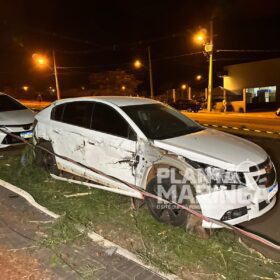 Vídeo mostra carreta desgovernada derrubando postes, árvores e batendo em 7 carros em Maringá Foto 8 Fotos de Vídeo mostra carreta desgovernada derrubando postes, árvores e batendo em 7 carros em Maringá