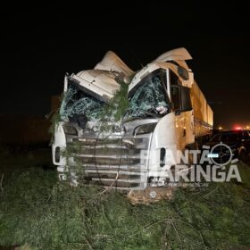 Vídeo mostra carreta desgovernada derrubando postes, árvores e batendo em 7 carros em Maringá Foto 9 Fotos de Vídeo mostra carreta desgovernada derrubando postes, árvores e batendo em 7 carros em Maringá