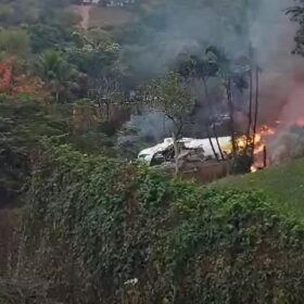 Avião com 62 pessoas a bordo que saiu de Cascavel cai em Vinhedo, no interior de SP; vídeo mostra queda Foto 3 Fotos de Avião com 62 pessoas a bordo que saiu de Cascavel cai em Vinhedo, no interior de SP; vídeo mostra queda