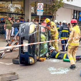 Fotos de Carro capota após colisão em cruzamento no centro de Maringá