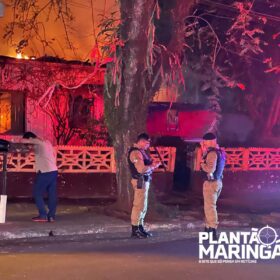 Duas casas são destruídas pelo fogo após morador trocar lâmpada em Maringá; VÍDEO Foto 2 Fotos de Duas casas são destruídas pelo fogo após morador trocar lâmpada em Maringá; VÍDEO