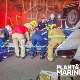Homem é socorrido após capotamento de veículo no Contorno Norte em Maringá Foto 3 Fotos de Homem é socorrido após capotamento de veículo no Contorno Norte em Maringá