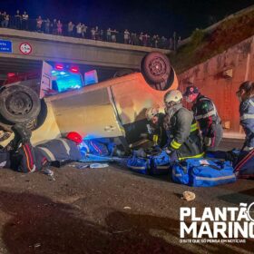 Homem é socorrido após capotamento de veículo no Contorno Norte em Maringá Foto 6 Fotos de Homem é socorrido após capotamento de veículo no Contorno Norte em Maringá