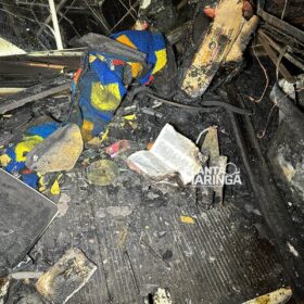 Fotos de Kombi fica destruída em incêndio em Sarandi, mas bíblia fica quase que intacta