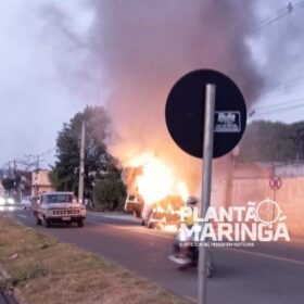 Fotos de Kombi fica destruída em incêndio em Sarandi, mas bíblia fica quase que intacta