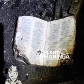Fotos de Kombi fica destruída em incêndio em Sarandi, mas bíblia fica quase que intacta