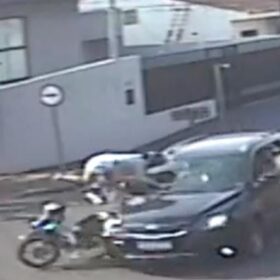 Motorista invade preferencial e provoca acidente e foge sem prestar socorro em Sarandi Foto 6 Fotos de Motorista invade preferencial e provoca acidente e foge sem prestar socorro em Sarandi