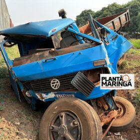 Caminhão é destruído em colisão com trem em Sarandi; motorista sobrevive com ferimentos moderados Foto 2 Fotos de Caminhão é destruído em colisão com trem em Sarandi; motorista sobrevive com ferimentos moderados