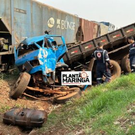 Caminhão é destruído em colisão com trem em Sarandi; motorista sobrevive com ferimentos moderados Foto 4 Fotos de Caminhão é destruído em colisão com trem em Sarandi; motorista sobrevive com ferimentos moderados