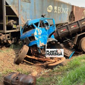 Caminhão é destruído em colisão com trem em Sarandi; motorista sobrevive com ferimentos moderados Foto 5 Fotos de Caminhão é destruído em colisão com trem em Sarandi; motorista sobrevive com ferimentos moderados