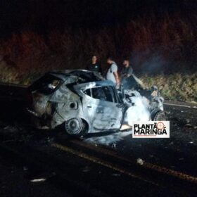 Casal morre carbonizado após grave acidente envolvendo dois carros e ônibus na região de Maringá Foto 5 Fotos de Casal morre carbonizado após grave acidente envolvendo dois carros e ônibus na região de Maringá