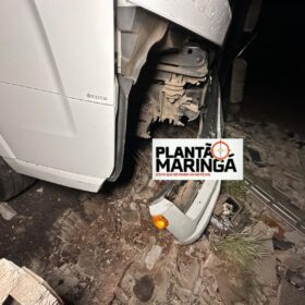 Motorista perde controle de caminhão e derruba muro de empresa em Maringá, ele foi socorrido inconsciente Foto 2 Fotos de Motorista perde controle de caminhão e derruba muro de empresa em Maringá, ele foi socorrido inconsciente