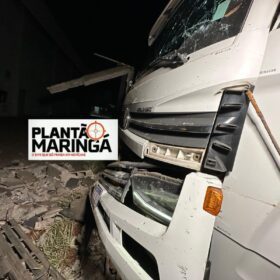 Motorista perde controle de caminhão e derruba muro de empresa em Maringá, ele foi socorrido inconsciente Foto 5 Fotos de Motorista perde controle de caminhão e derruba muro de empresa em Maringá, ele foi socorrido inconsciente