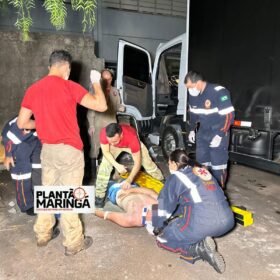Motorista perde controle de caminhão e derruba muro de empresa em Maringá, ele foi socorrido inconsciente Foto 6 Fotos de Motorista perde controle de caminhão e derruba muro de empresa em Maringá, ele foi socorrido inconsciente