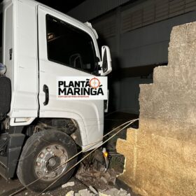 Motorista perde controle de caminhão e derruba muro de empresa em Maringá, ele foi socorrido inconsciente Foto 7 Fotos de Motorista perde controle de caminhão e derruba muro de empresa em Maringá, ele foi socorrido inconsciente