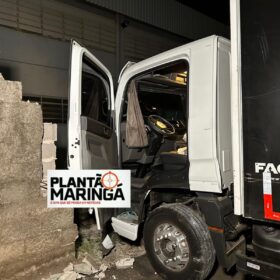 Motorista perde controle de caminhão e derruba muro de empresa em Maringá, ele foi socorrido inconsciente Foto 9 Fotos de Motorista perde controle de caminhão e derruba muro de empresa em Maringá, ele foi socorrido inconsciente