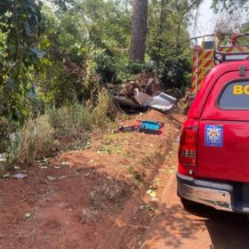 Quatro vítimas de acidente com van que saiu da pista, capotou e bateu em árvore no Paraná são identificadas Foto 6 Fotos de Quatro vítimas de acidente com van que saiu da pista, capotou e bateu em árvore no Paraná são identificadas