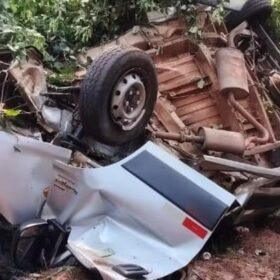 Quatro vítimas de acidente com van que saiu da pista, capotou e bateu em árvore no Paraná são identificadas Foto 5 Fotos de Quatro vítimas de acidente com van que saiu da pista, capotou e bateu em árvore no Paraná são identificadas