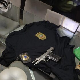 Traficante é preso em condomínio fechado em Sarandi durante operação da Denarc Foto 7 Fotos de Traficante é preso em condomínio fechado em Sarandi durante operação da Denarc