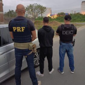Traficante é preso em condomínio fechado em Sarandi durante operação da Denarc Foto 8 Fotos de Traficante é preso em condomínio fechado em Sarandi durante operação da Denarc