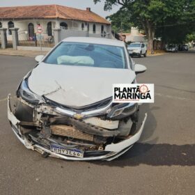 Fotos de Carro avança preferencial e causa acidente em Maringá